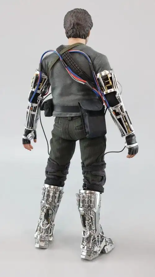 都包裹了钢铁侠的机械内构零件所以说整条手臂包括小腿处本品还原了