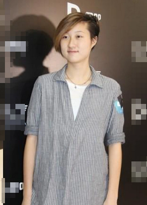 80年代中期跟青梅竹马的同门师姐黄秋燕结婚,生有两女李思和李苔蜜