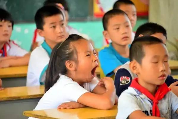 新学期开学,全国多地推迟中小学上学时间.