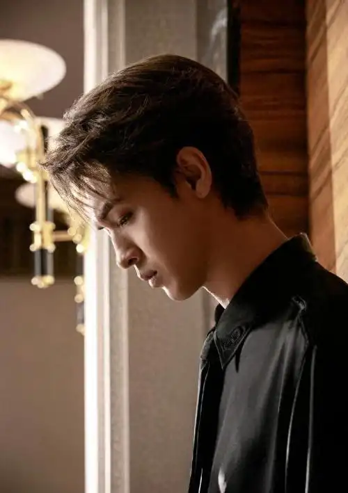 德云社秦霄贤晒写真照引网友热议老秦越来越有自己的风格了