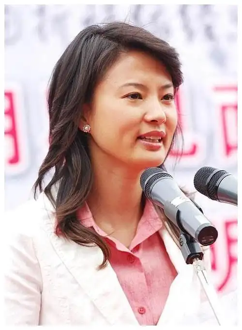 44岁刘芳菲素颜照,她是一个十分有才华的女子,如今的她还是单身__财经