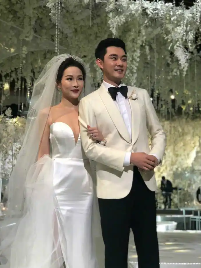 组图关八会长马睿今日结婚与妻子手挽手幸福美满