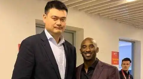 照片不会骗人,nba球员和姚明合影 全是弟弟级别 奥尼尔小鸟依人_身高