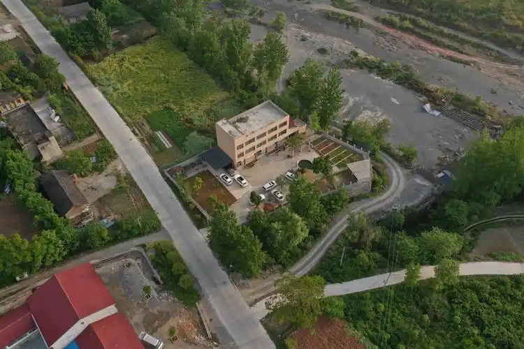 身处城市繁华 却爱农家小院