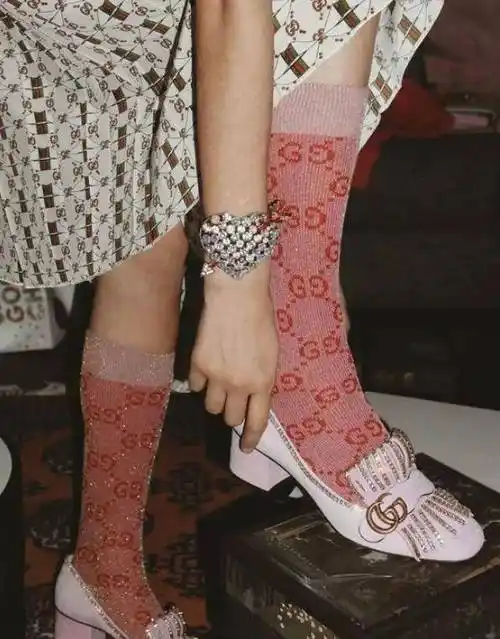gucci的各种时尚展示中,最多出现的就是袜子的设计,甚至有时候一个