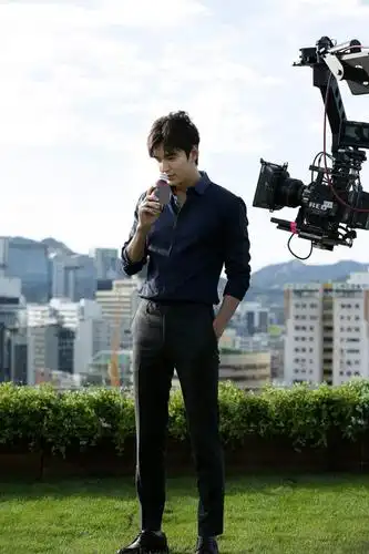 李敏镐瘦回颜值巅峰秀1.1米大长腿抢镜