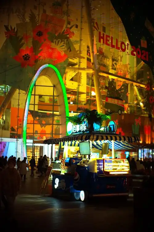 夜成都的繁华灯红酒绿的春熙路