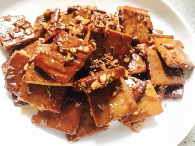 孜然香干的食材和调料豆干15块辣椒粉适量生抽适量盐适量蒜末少量老抽