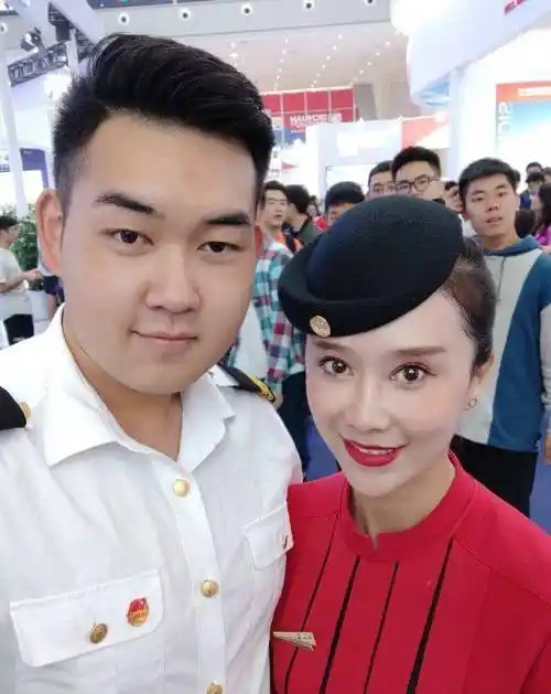 在中国民用航空飞行学院广汉分院举行路演,袁泉和乘务长毕楠同时亮相
