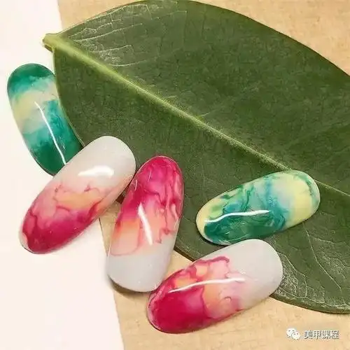 美甲课程 | 最是烟雨朦胧时,来一款晕染甲变换一下心情