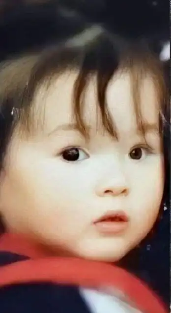 宋慧乔童年照呆萌可爱 母胎就是美人胚子