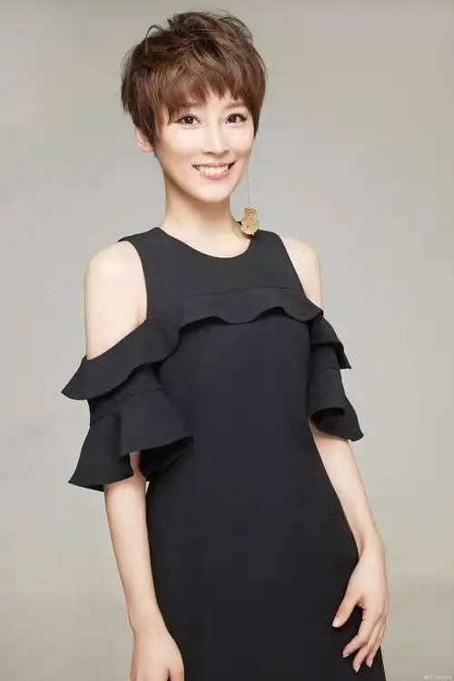 吴京妻子谢楠晒与贾玲合影两人同框似姐妹颜值喜人气质很般配