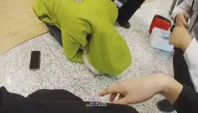 同时利用自己所学的自救知识,对女乘客进行了掐人中,协助拍背,帮助排