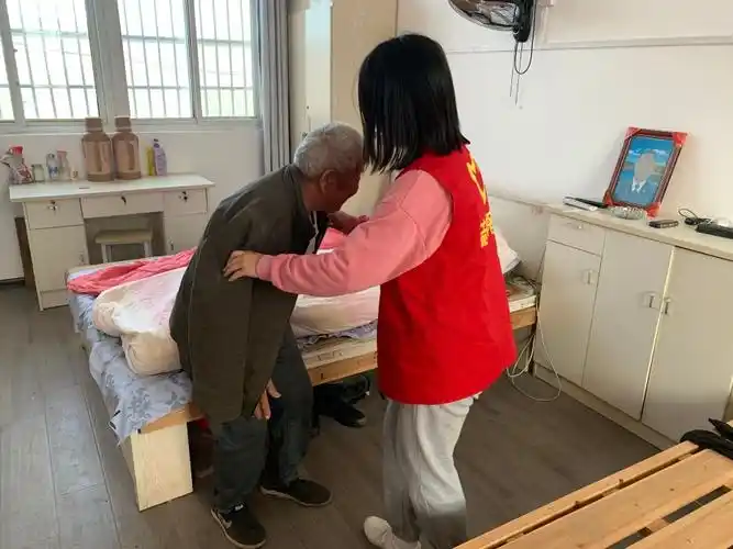 固镇县第五小学教育集团浍河路校区开展关爱老人温暖社会我们的节日