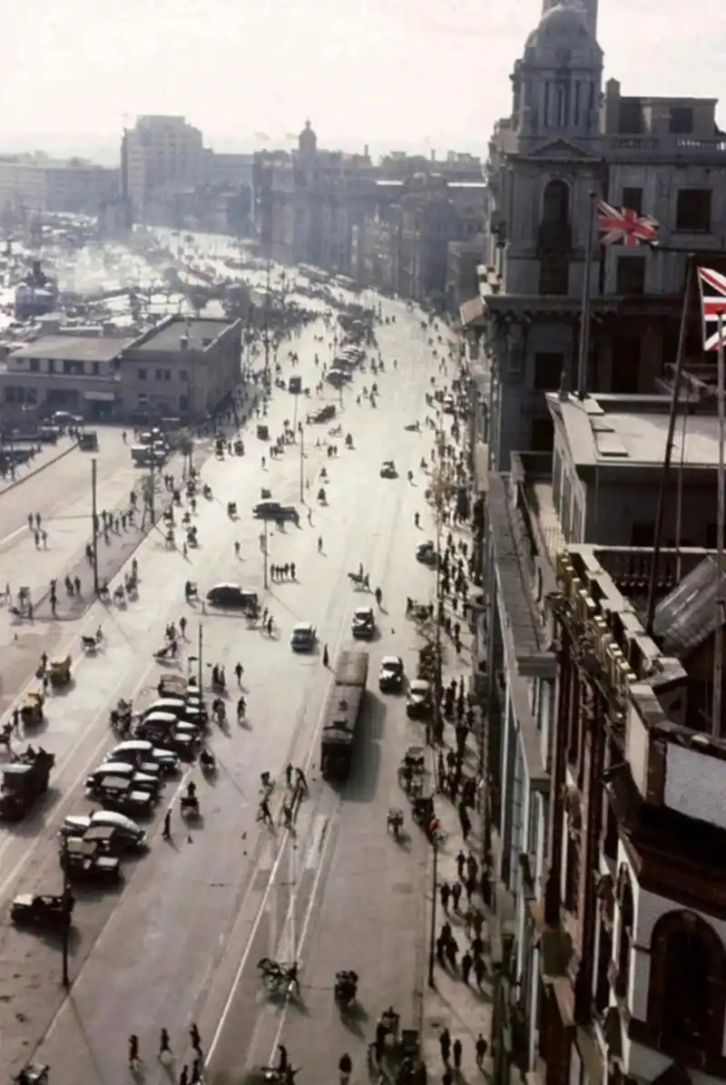 这是难得一见的1940年,上海外滩老照片,大楼上插着英国旗帜,街头挺着