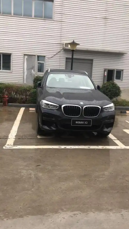 新买的2019款宝马x328i的,不到三百公里,感觉方向盘在回轮的时候特别