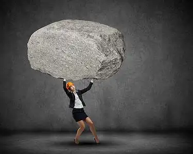 女工程师轻的女工程师头顶上举巨大的石头图片