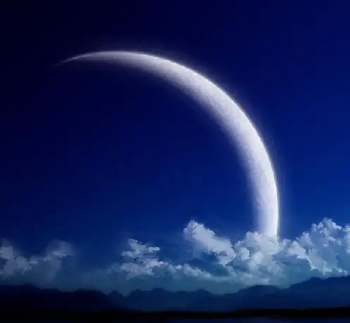 新月也就是初一的月亮.