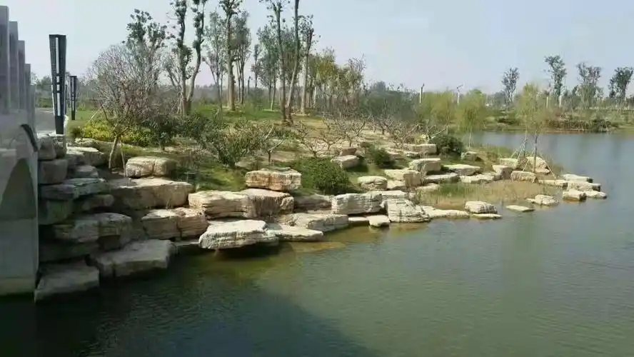 千层石假山由于具有上下两个平面,适用于规模较大的假山的堆砌,一般