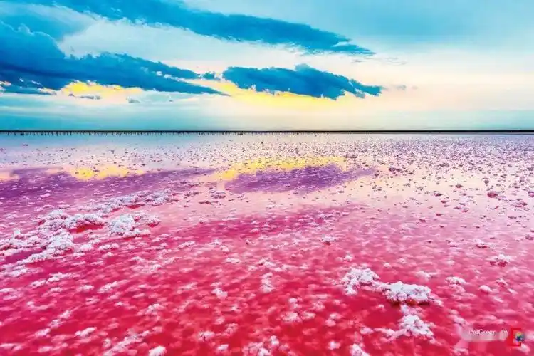 湖(摄:关健)(摄:关健)内蒙古阿拉善右旗巴丹吉林达格图红海子(摄:滕