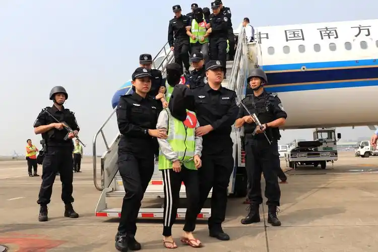 22名利用网络刷单实施诈骗的犯罪嫌疑人从菲律宾押解回深