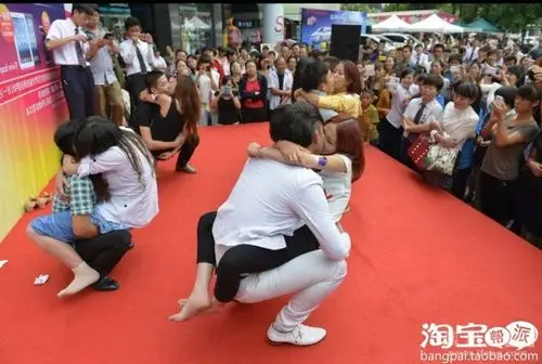 【"七夕"接吻大赛街头举行】很刺激的现场哦