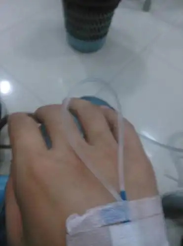 我输液时,如图,最后那一段比较细的管子,有大约一厘米的空气进到血管