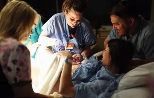 向人们展示的不仅是这些家庭的快乐和幸福,生产也不仅仅是宫缩和分娩