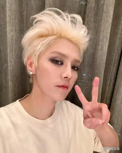 鹿晗时隔六年再发星期五营业照 金发亮眼帅气比耶