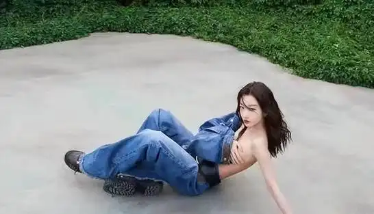 "半露底裤,半露下乳",女明星们的大胆穿衣,究竟是对是错?