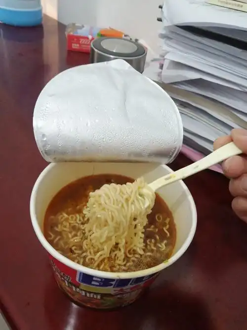 记不清吃了多少桶这样泡面,填饱肚子执勤去.