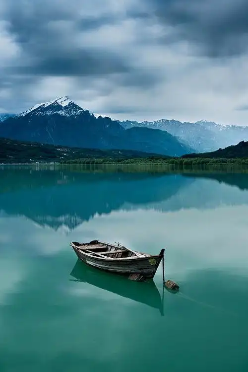 平静湖面上的小船图片下载