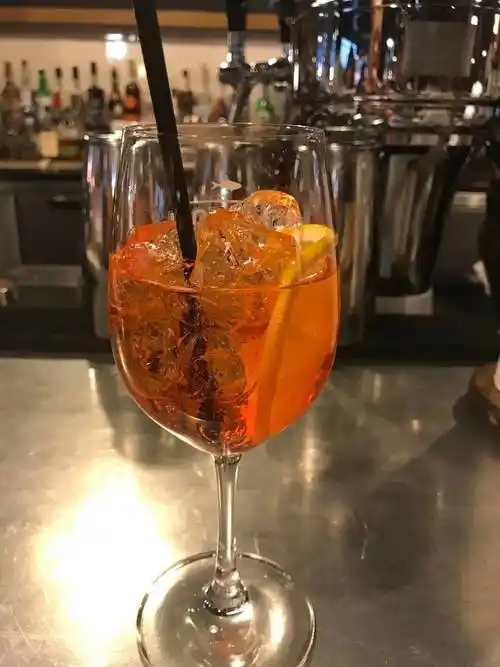 颜值即正义同样适用于鸡尾酒aperol spiritz,库伊娃能喝三杯