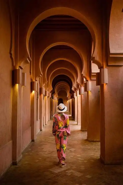 建筑 背影 孤独 帽子 一个人 灯光 走廊 摩洛哥 长廊 深邃 回廊 夏天