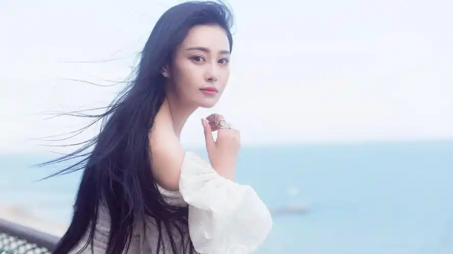 张馨予明星风尚壁纸