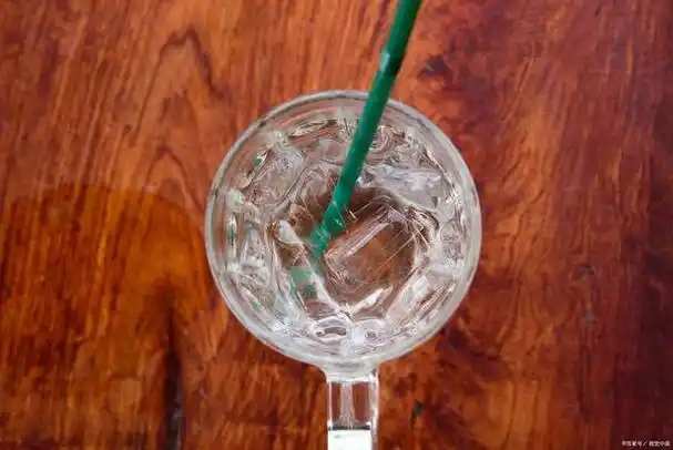 要制作不会破的泡泡水,你可以尝试以下方法:材料:- 洗洁精/洗洁液(非