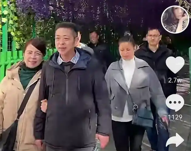 原创许敏挽着姚师兵的手这次他们游浔阳景区网友许妈嫁给了爱情