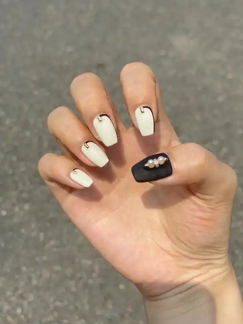 甜酷风黑白美甲