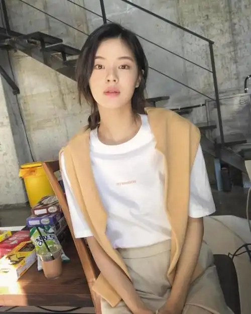 李光洙女友李先彬真的是宝藏女孩,私服穿搭时髦高级,还接地气