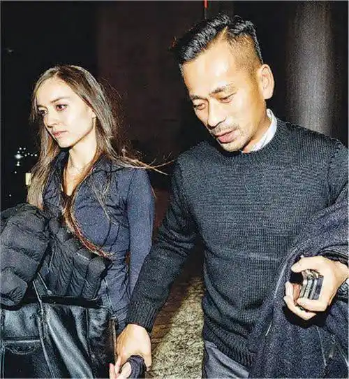 2015年底,洗米华带刘碧丽回香港,在媒体面前上演了"世纪牵手".