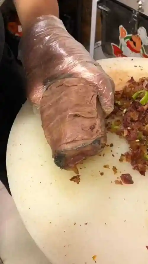 切一个比较小的驴碗口里面黄色的很多非常的新鲜