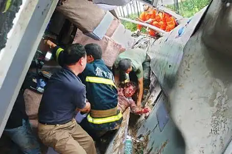 据初步调查,该车核载33人,车祸发生时车上