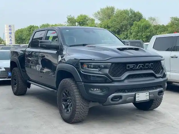 24款道奇公羊霸王龙除了强大的动力外,性能版的ram 1500trx和越野性