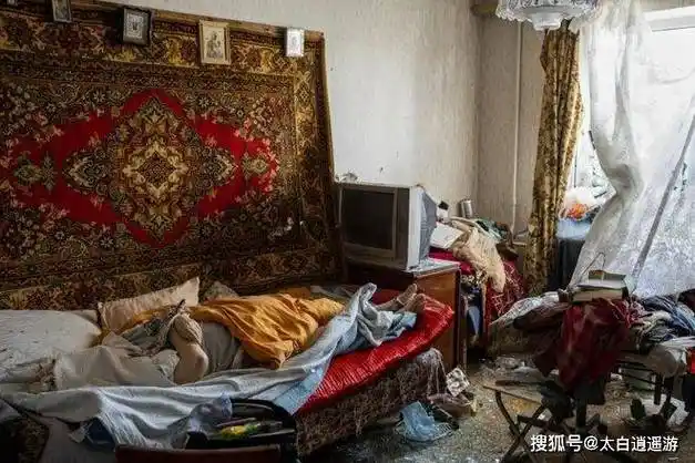 2023年4月28日在中部乌曼受袭后妇女尸体躺在一张被废墟包围的床上