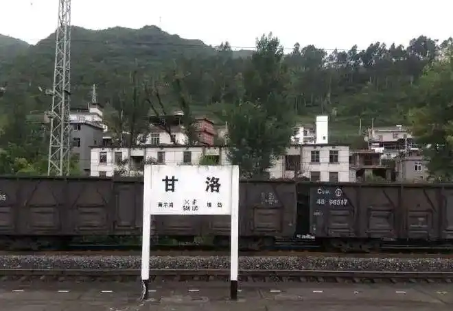 81年一列车驶出隧道发现铁轨消失不见,司机一个动作拯救700多人