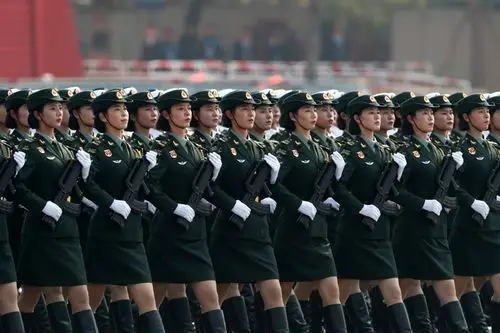 女兵方队接受检阅.