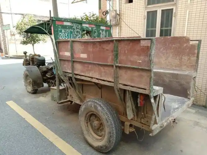 1980年前老式的手扶拖拉机化龙镇潭山村手扶拖拉机手许建威1979年春