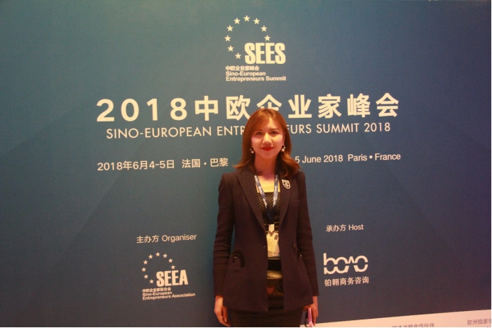 尤妮丝出席中欧企业家峰会 展现中国时装设计