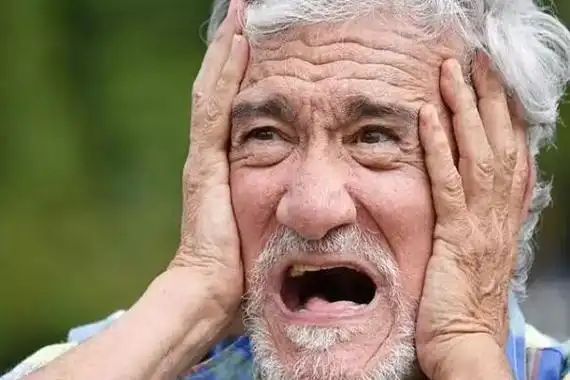 "高知"人群患老年痴呆更"隐蔽"!专家提醒:放下架子,多合群!