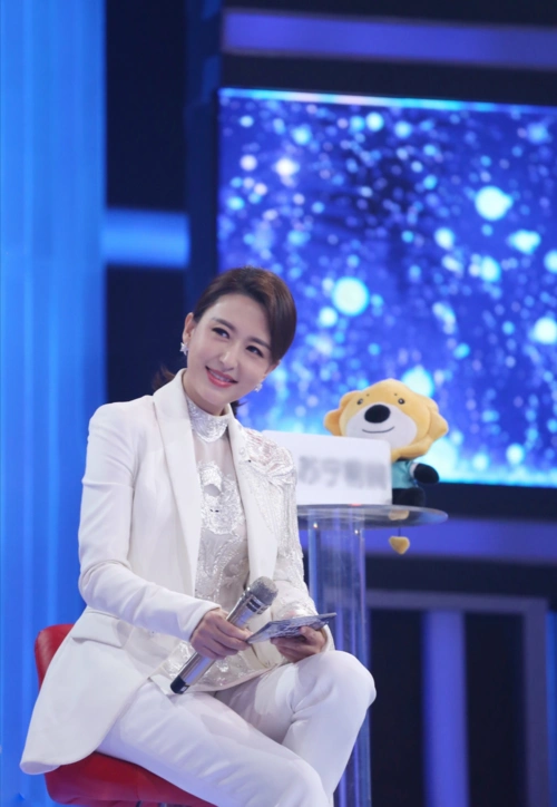 央视主持穿衣也有不合身张蕾一身刺绣流苏西装裤子太长褶皱多